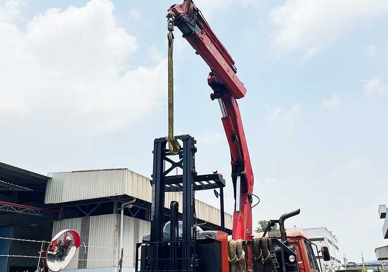 transporting-forklift-for-umw-to-its-client transporting-forklift-for-umw-to-its-client