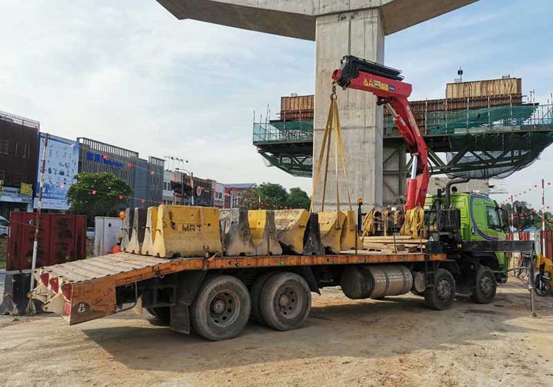 unloading-concrete-road-barriers-for-lrt3